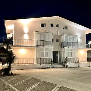  Hotel Leverblu House